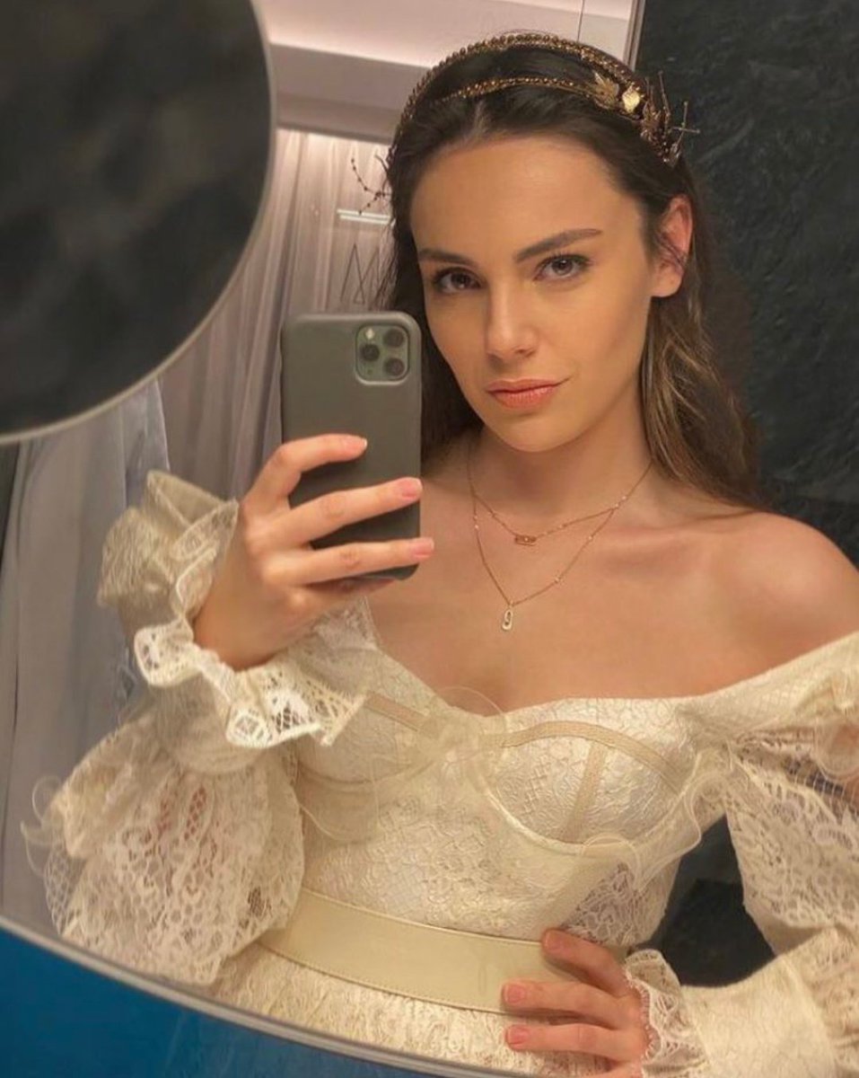 Kaç yıldızı sürgün etti güzelliğin. #YağmurTanrısevsin 😍🧿