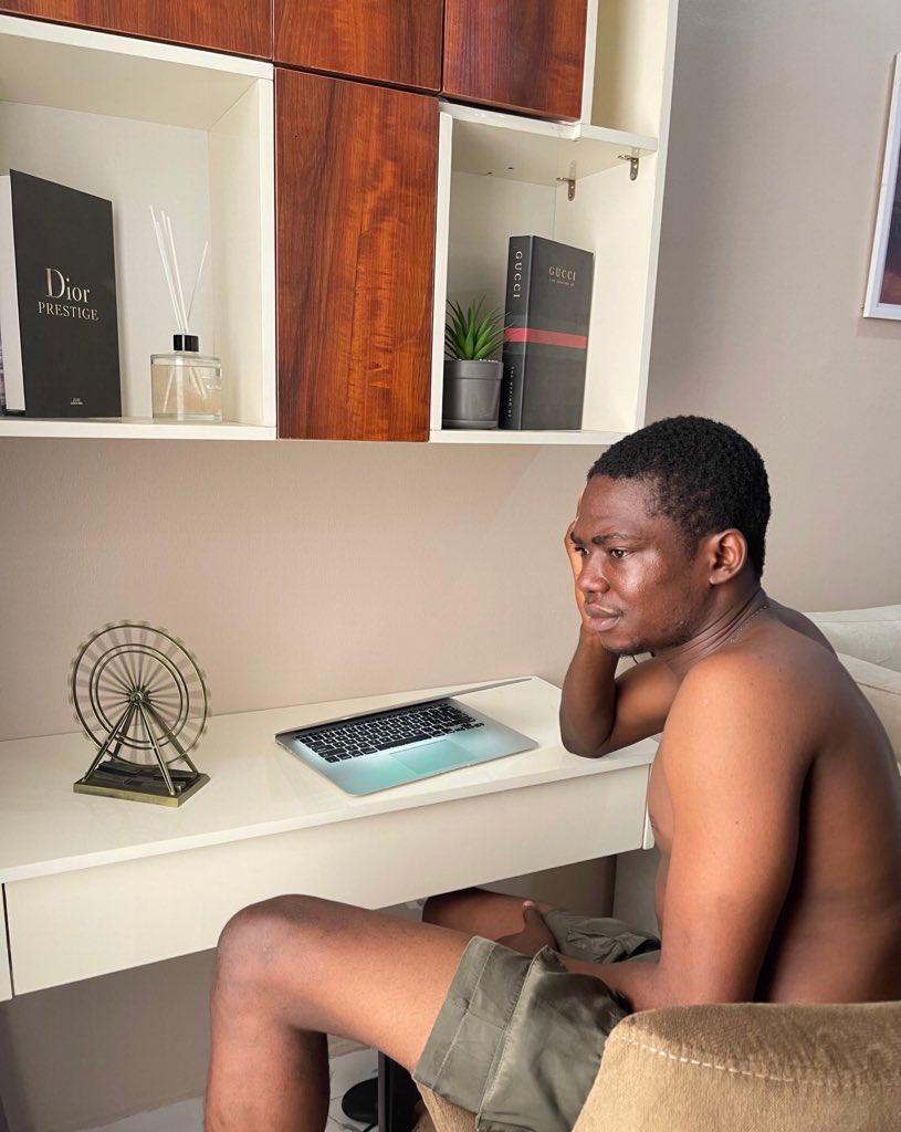 e_nuel_'s tweet image. Omo, woooo ALLI Ti Fe taaaa LAPTOP o😩