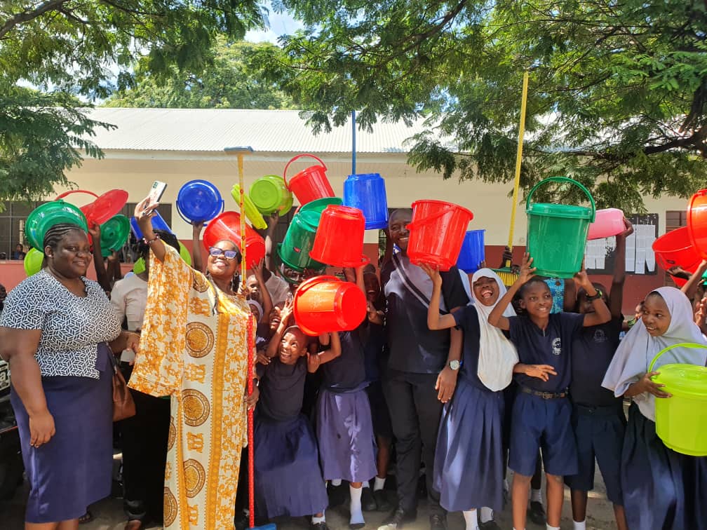 Y4CLab's tweet photo. Moja wapo ya malengo ya #SWASHcompetition ni kuongeza ushawishi kwa wanafunzi kupenda usafi kwa hiari.Hivyo,Buguruni P/S iliyoshika nafasi ya mwisho kwasabab ya miundombinu mibovu,imepatiwa vifaa vya usafi kama sehem ya mchango wa @Y4CLab

@UNICEFTanzania @coict_udsm @WaterAidTZ https://t.co/E5bCftzCrj