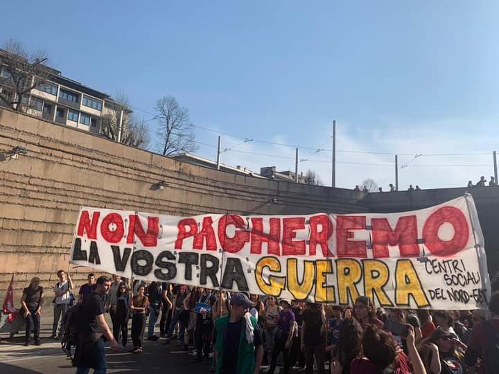 AndreaBotti12's tweet image. #INSORGIAMO 
Decine di migliaia di persone a #Firenze per la manifestazione nazionale indetta dagli operai di #GKN. Molto nutrito lo spezzone per la giustizia climatica e  ambientali aperto dallo striscione siamo la natura che insorge.
 E per ribadire che siamo contro la guerra.