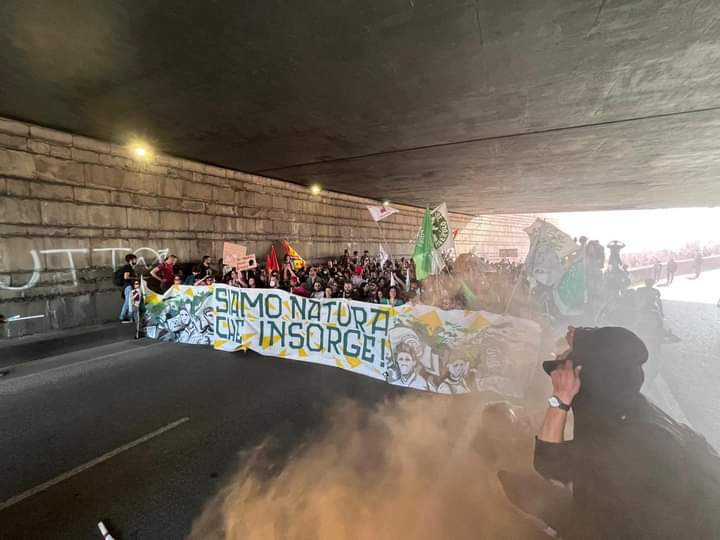 AndreaBotti12's tweet image. #INSORGIAMO 
Decine di migliaia di persone a #Firenze per la manifestazione nazionale indetta dagli operai di #GKN. Molto nutrito lo spezzone per la giustizia climatica e  ambientali aperto dallo striscione siamo la natura che insorge.
 E per ribadire che siamo contro la guerra.