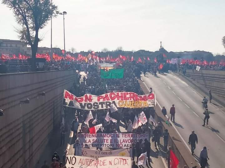 AndreaBotti12's tweet image. #INSORGIAMO 
Decine di migliaia di persone a #Firenze per la manifestazione nazionale indetta dagli operai di #GKN. Molto nutrito lo spezzone per la giustizia climatica e  ambientali aperto dallo striscione siamo la natura che insorge.
 E per ribadire che siamo contro la guerra.