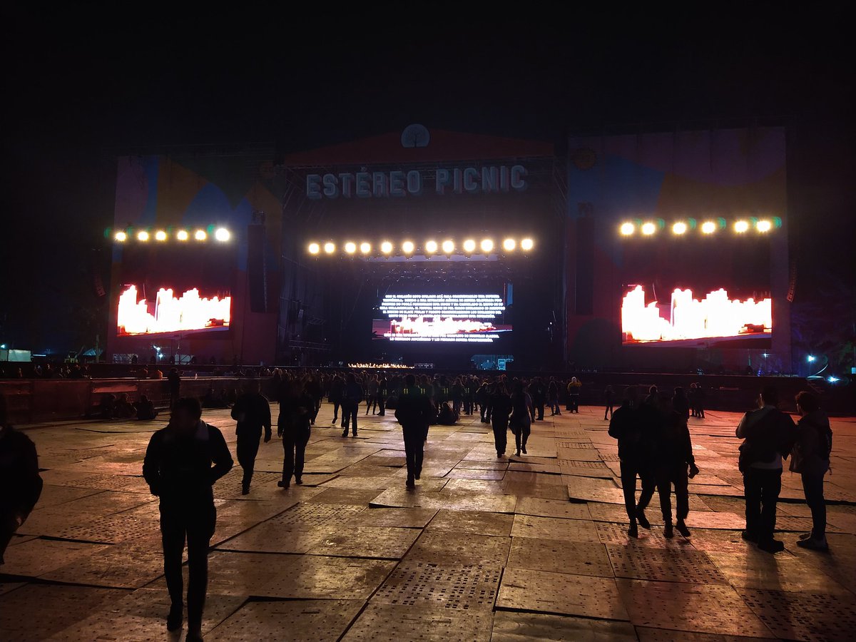 bog_brush's tweet photo. A sombre end to #estereopicnic2022 first day. Well handled though. A fitting tribute to a legend of rock.

#FooFighters #Bogota #ElComebackDelFEP #estereopicnic2022 #TaylorHawkinsRIP https://t.co/aqXuOOycsi
