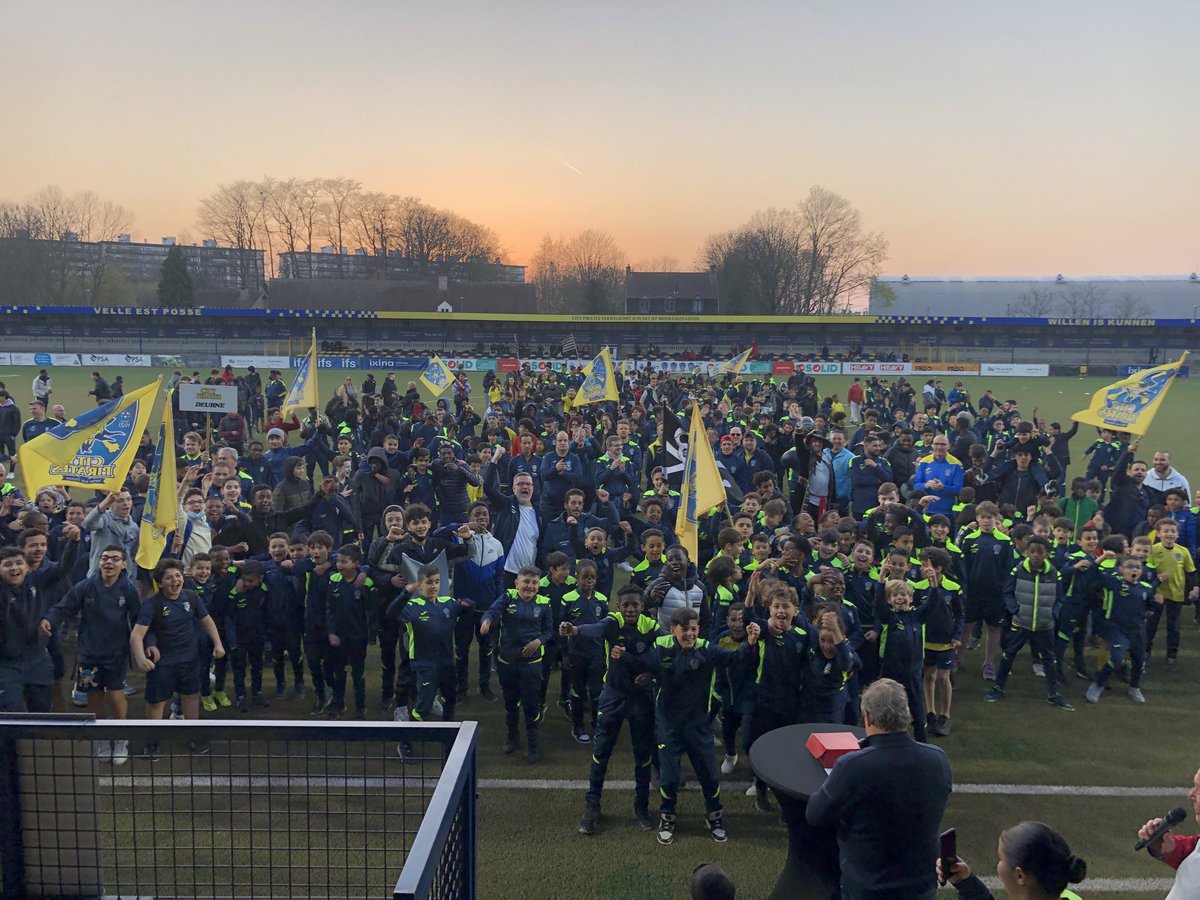 “Als piraten zijn we rijk. Niet in geld. Maar we kennen de taal vd straat. De taal vd jongeren. En we hebben hun vertrouwen. We zijn met velen, we hebben een stem. Wij zijn authentiek. Er zit goud id blokken. Wij - zijn - rijk.” - ❤️❤️❤️ 

Michel Pradolini, bij zijn City Pirates