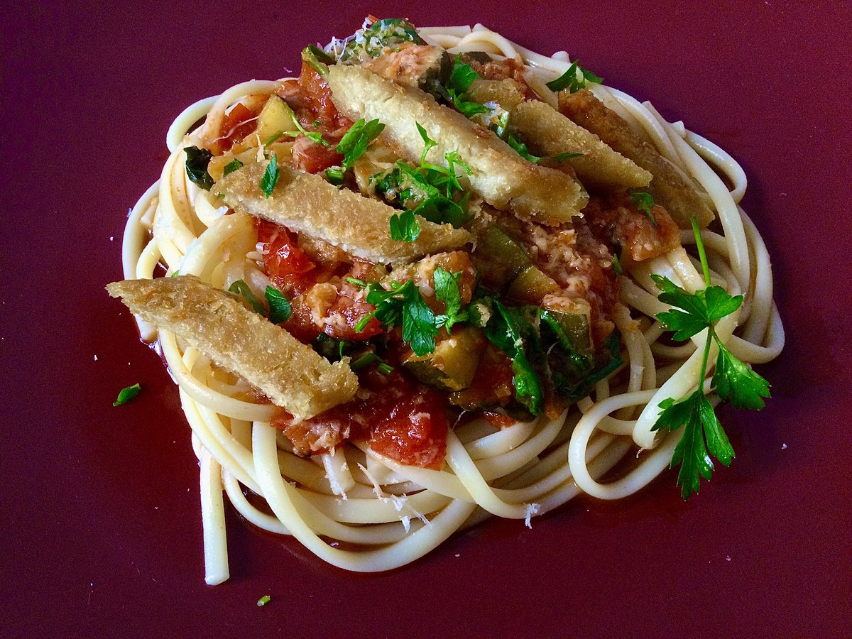 schmoozequeen's tweet photo. #SpaghettiSaturday ๐Mixed veggie tomato sauce on linguine
Zucchini, mushroom, garlic, onion, cherry tomato, green and black olives. #Violife Parmesan Cheese @ViolifeFoods
Topped with @Lightlife Chicken Tenders #Lightlife https://t.co/IqbJD35YJp