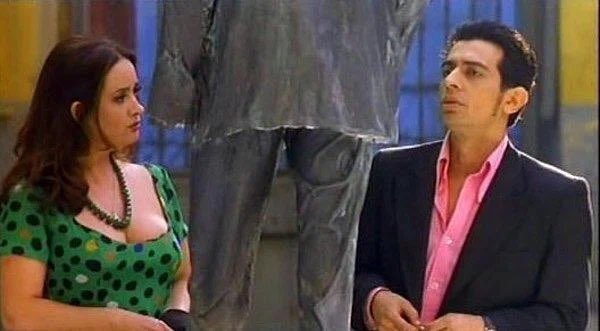 - Kolyen bende kalmış.
+ Ben de yangında düştü sanmıştım.
- Yangın sayılır.