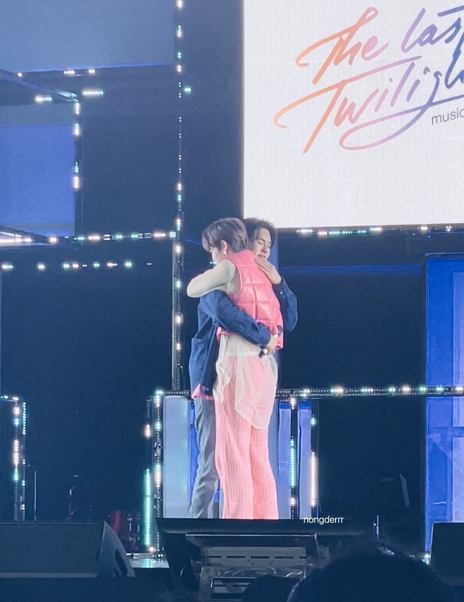nongderrr's tweet photo. เพียงแต่เราต่างคนไม่ปล่อยมือ ❤️💙 #แปลรักTheLastTwilightDay https://t.co/0zcnxHwa68