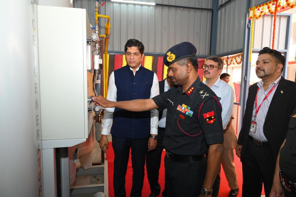 IaSouthern's tweet photo. High capacity Oxygen generation plant capable of producing 1600 ltrs/min installed at Army Institute of Cardio Thoracic Sciences, #Pune today. The plant is established as a CSR initiative of @tech_mahindra
#SouthernCommand
#WeCare
#FightAgainstCoronavirus https://t.co/Sal3p3BvNF