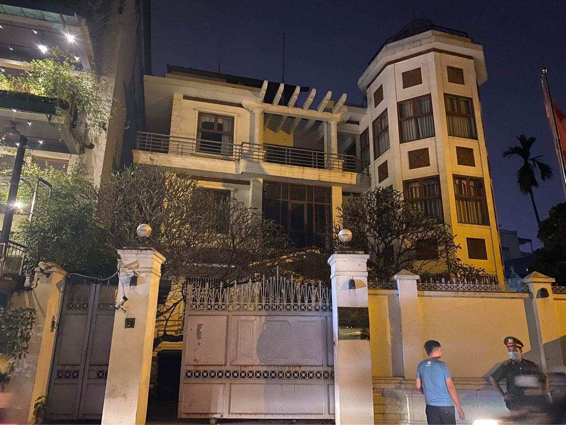 مشاركة السفارة في هانوي بمناسبة ساعة الأرض حيث تم إطفاء الأضواء في مقر البعثة من الساعة ٨:٣٠ إلى الساعة ٩:٣٠ مساءً