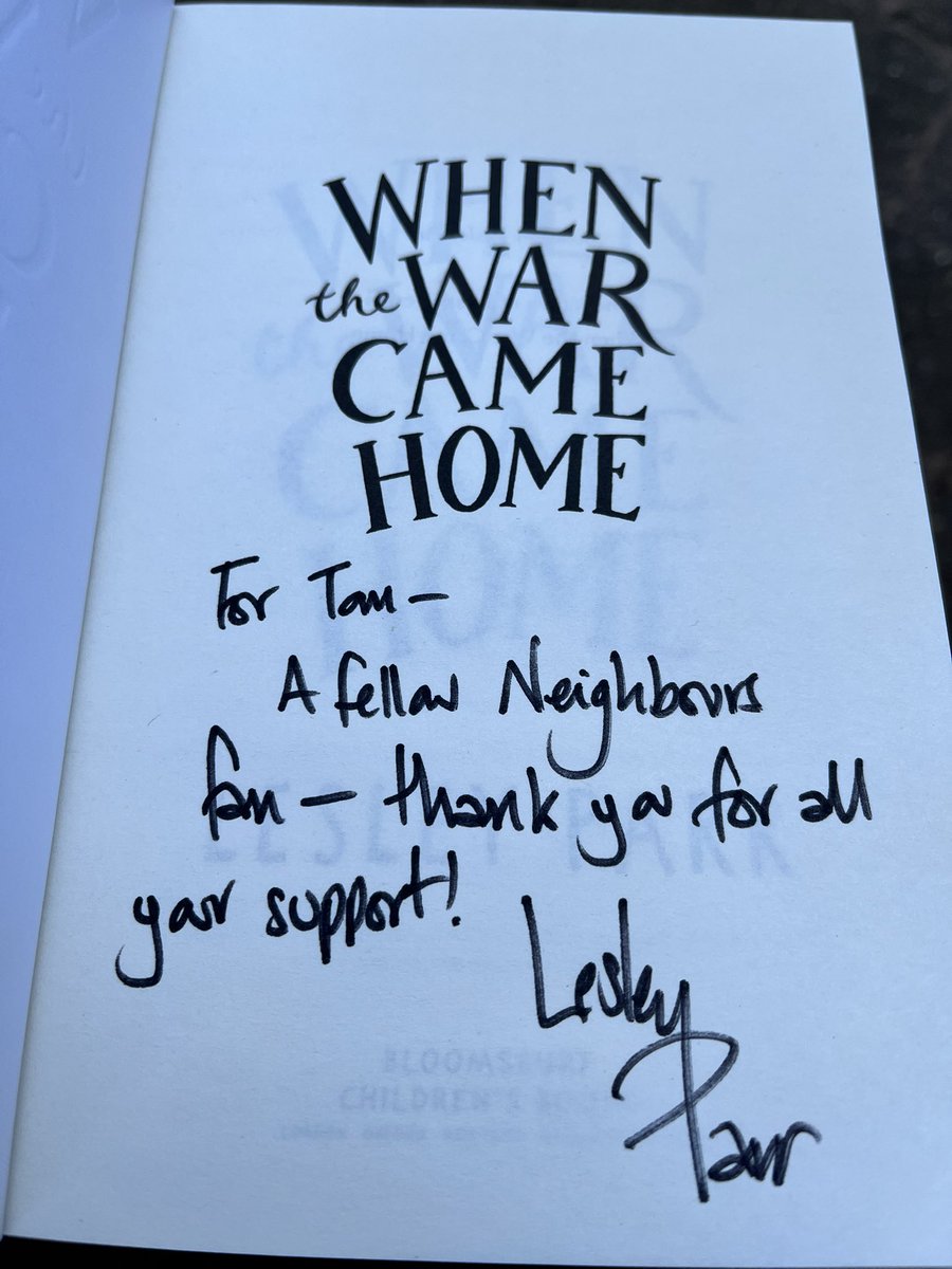 Feel so lucky I got to meet the legend that is <a href="/WelshDragonParr/">Lesley Parr</a> just now at #SolihullBookFest - if you’re in the area, she’s signing books now at <a href="/coretheatresol/">The Core Theatre</a> 📚