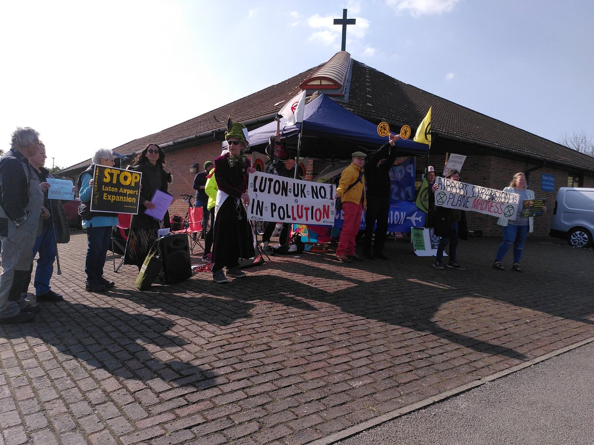 xrluton's tweet photo. Banners out at the @LDNLutonAirport expansion consultation. Airport expansion is plane madness! https://t.co/mxRrCyBjjb