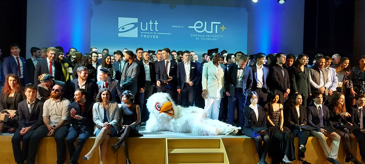 Deuxième vague de diplômés 21  <a href="/UTTroyes/">UTT à Troyes</a>  cet après midi . Un joyeux moment pour eux et les parents