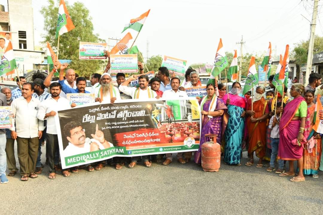 CongressSathyam's tweet photo. చొప్పదండి నియోజకవర్గం పూడూర్ చౌరస్తా లో కేంద్ర, రాష్ట్ర ప్రభుత్వాలు పెంచిన గ్యాస్, డీజిల్, పెట్రోల్ మరియు విద్యుత్ చార్జీలకు వ్యతిరేఖంగా ధర్నా మరియు మోడీ, కేసిఆర్ ల దిష్టిబొమ్మ దగ్ధం @revanth_anumula @parakala @manickamtagore @VamsiChandReddy https://t.co/B7mrGcNvat