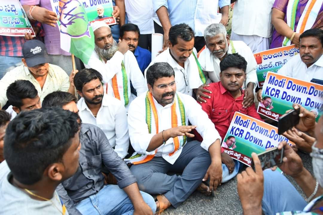 CongressSathyam's tweet photo. చొప్పదండి నియోజకవర్గం పూడూర్ చౌరస్తా లో కేంద్ర, రాష్ట్ర ప్రభుత్వాలు పెంచిన గ్యాస్, డీజిల్, పెట్రోల్ మరియు విద్యుత్ చార్జీలకు వ్యతిరేఖంగా ధర్నా మరియు మోడీ, కేసిఆర్ ల దిష్టిబొమ్మ దగ్ధం @revanth_anumula @parakala @manickamtagore @VamsiChandReddy https://t.co/B7mrGcNvat