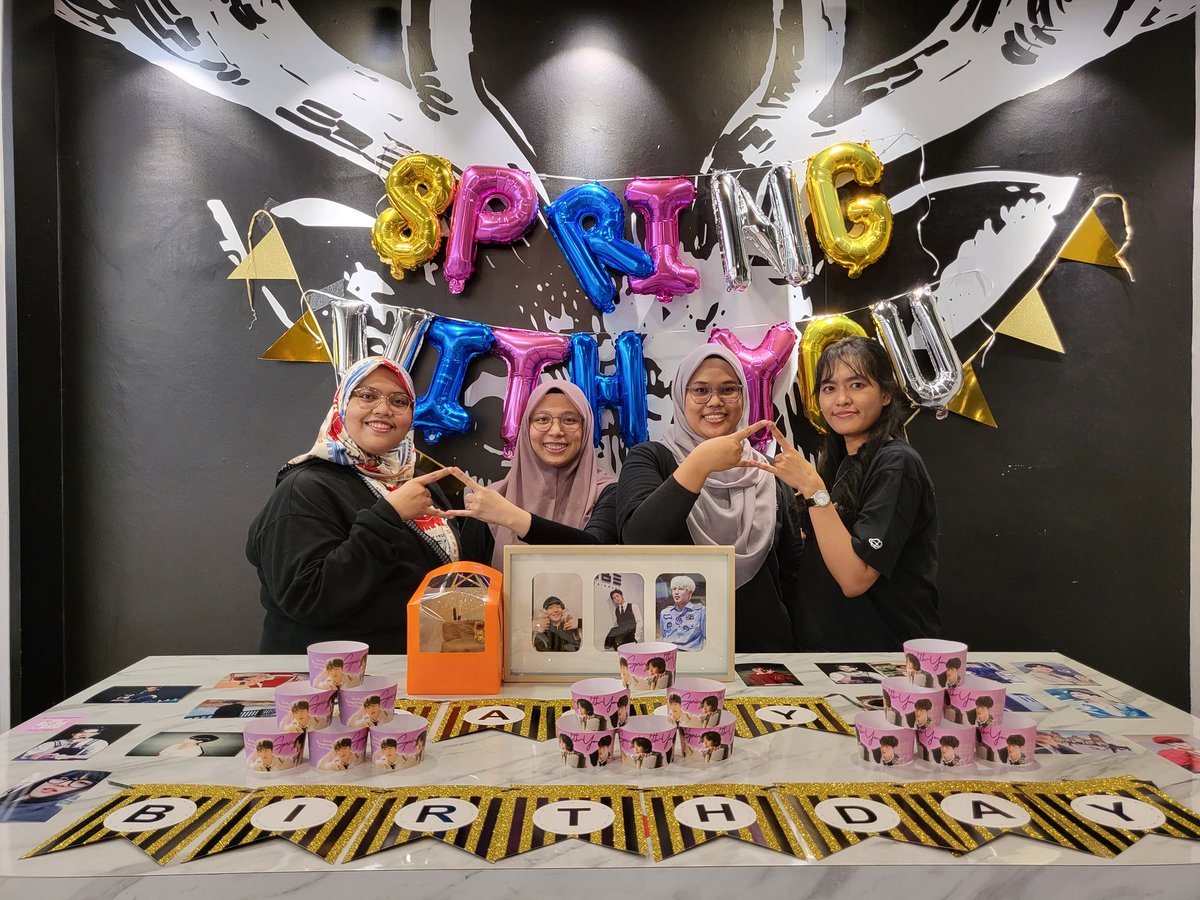 pentagon__MY's tweet photo. And....
It's a wrap for 𝓢𝓹𝓻𝓲𝓷𝓰 𝓦𝓲𝓽𝓱 𝓨𝓸𝓾 🥳
We would like to thank all Universe & Friends who are here at our event today to celebrate Jinho, Hongseok & Yeoone's birthday.
See you at the next event!
#SpringWithYou #JinHongGu #Pentagon #펜타곤 @CUBE_PTG https://t.co/Ob1uNgmu0K