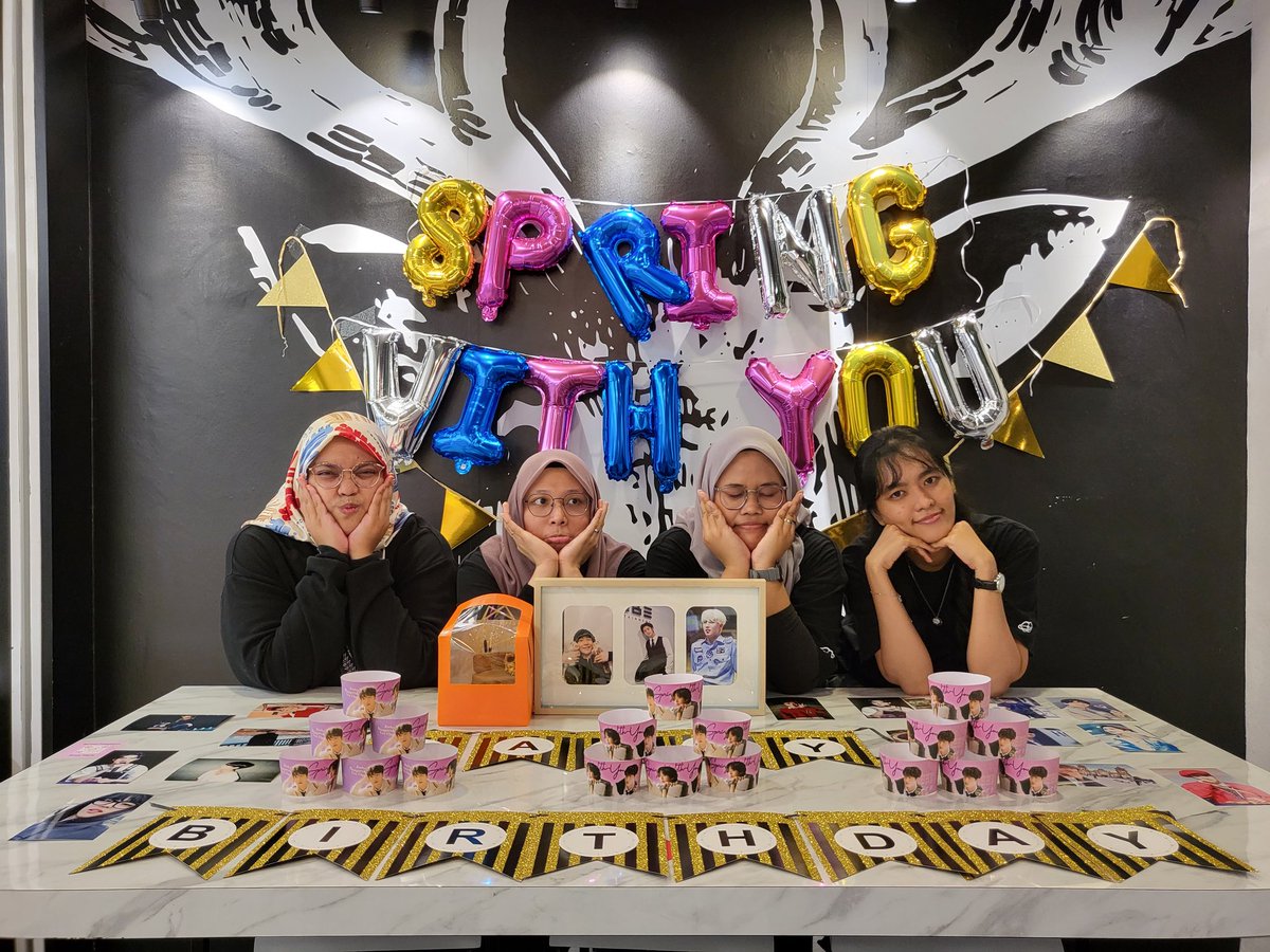 pentagon__MY's tweet photo. And....
It's a wrap for 𝓢𝓹𝓻𝓲𝓷𝓰 𝓦𝓲𝓽𝓱 𝓨𝓸𝓾 🥳
We would like to thank all Universe & Friends who are here at our event today to celebrate Jinho, Hongseok & Yeoone's birthday.
See you at the next event!
#SpringWithYou #JinHongGu #Pentagon #펜타곤 @CUBE_PTG https://t.co/Ob1uNgmu0K