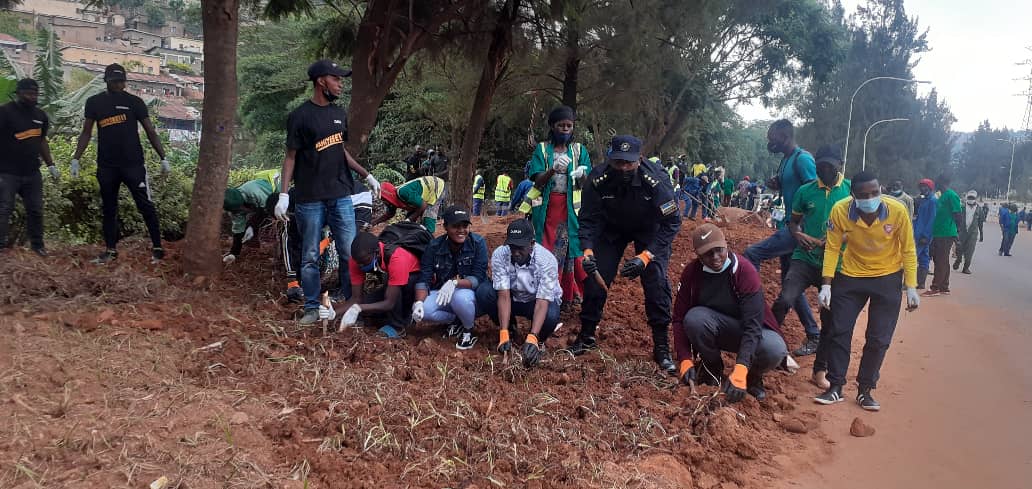 KimisagaraSector (@kimisagara_sect) on Twitter photo Kuri uyu wa gatandatu wa nyuma w'ukwezi hakozwe Umuganda rusange mu Murenge wa Kimisagara aho abaturage bakoze ibikorwa bitandukanye nko gusana imihanda, no gukora isuku Midugudu yabo
Ku rwego rw'Umurenge hatewe ubusitani Nyabugogo.
<a href="/RwandaLocalGov/">Ministry of Local Government | Rwanda</a> <a href="/merardmp/">Dr Merard Mp</a> <a href="/gatjmv/">Gatabazi Jean Marie Vianney</a> <a href="/PudenceR/">Pudence RUBINGISA</a> Kuri uyu wa gatandatu wa nyuma w'ukwezi hakozwe Umuganda rusange mu Murenge wa Kimisagara aho abaturage bakoze ibikorwa bitandukanye nko gusana imihanda, no gukora isuku Midugudu yabo
Ku rwego rw'Umurenge hatewe ubusitani Nyabugogo.
<a href="/RwandaLocalGov/">Ministry of Local Government | Rwanda</a> <a href="/merardmp/">Dr Merard Mp</a> <a href="/gatjmv/">Gatabazi Jean Marie Vianney</a> <a href="/PudenceR/">Pudence RUBINGISA</a>