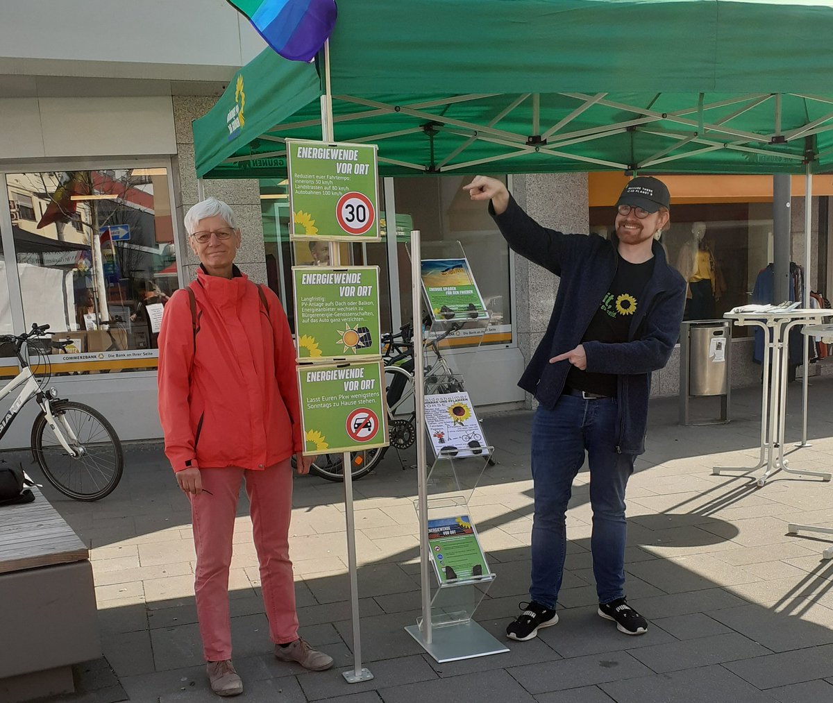 GrueneIngelheim's tweet photo. Heute haben wir mit unseren Freund:innen aus #Wackernheim und #Heidesheim in der Neuen Mitte in #Ingelheim über Möglichkeiten zum #Energiesparen für den Frieden informiert https://t.co/kGJGk1IG5O