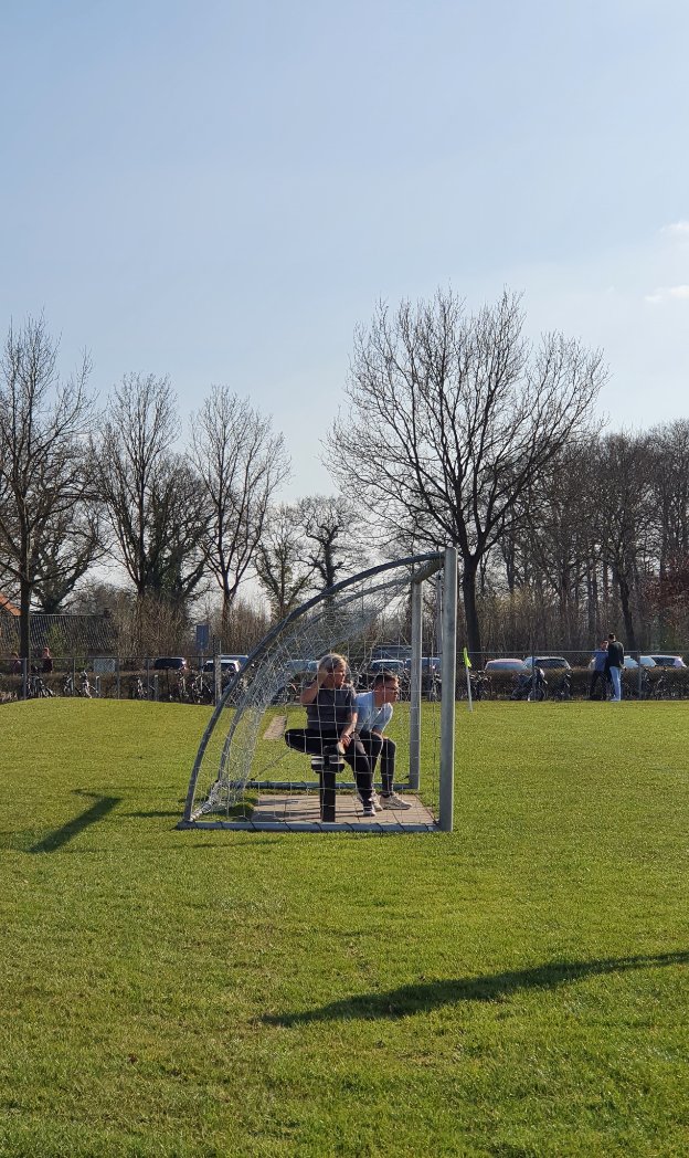 FunopdenTwit's tweet photo. Overdekte zitplaatsen bij #amateurvoetbal, voor het geval het regent... 🤣
#voetbal #Kosc #Ootmarsum https://t.co/yiHlVaWN4L