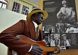 La #EGREMHolguin recuerda un día como mañana 27 de marzo al que era conocido como "el rey del doble sentido" Cantante de sones y guarachas, Faustino Oramas, El Guayabero, Cuba pierde ese dia a otro de sus grandes y longevos trovadores
#EGREM #SienteLaMúsica #LaMusicaVive