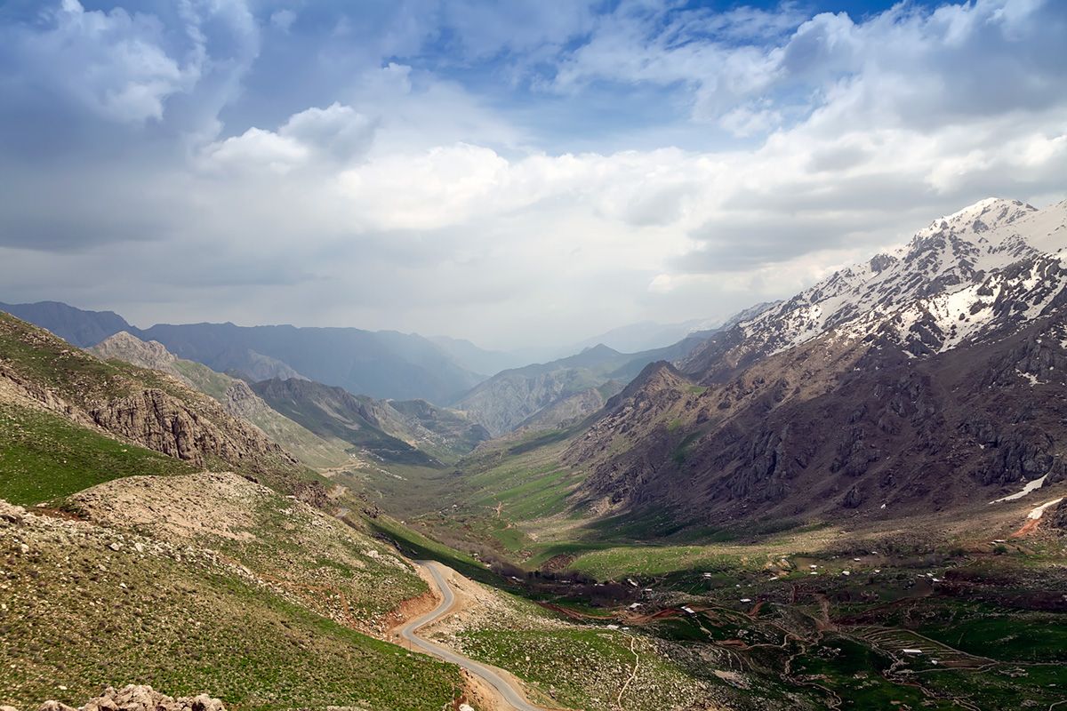 Et c’est pas fini ! Ils doivent encore traverser les montages d’Arménie… en plein hiver. Une marche forcée à plus de 2000 m d’altitude, un vent mordant qui vous glace les os. La faim et la soif qui tenaillent. Les locaux qui vous harcèlent constamment. Un véritable enfer.