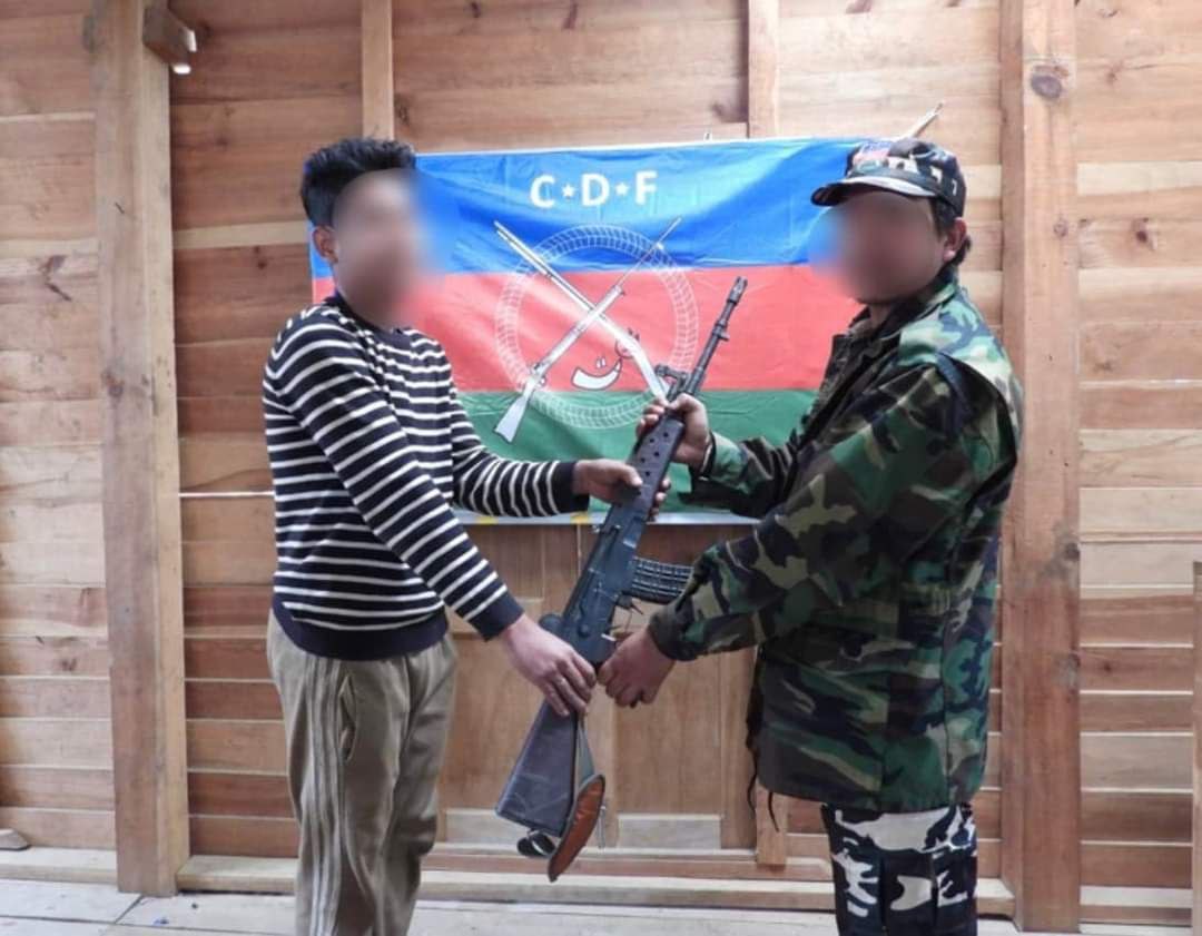 zawmoethant71's tweet photo. The #CDF_Mindat warmly welcomed to the soldier,who came to light with weapons from 274th Infantry Battalion of  Terrorist army based in #Mindat Tsp,Chin state and awarded him 50 lakh kyats.
https://t.co/3sMJm4zejQ
#ICRC_HelpYouthActivists 
#2022Mar26Coup 
#WhatsHappeningInMyanmar https://t.co/6xQS8rBFpZ