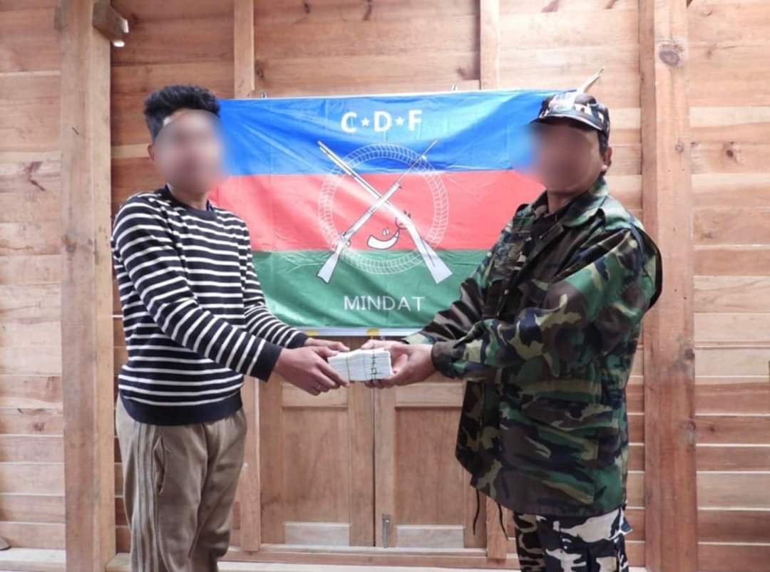 zawmoethant71's tweet photo. The #CDF_Mindat warmly welcomed to the soldier,who came to light with weapons from 274th Infantry Battalion of  Terrorist army based in #Mindat Tsp,Chin state and awarded him 50 lakh kyats.
https://t.co/3sMJm4zejQ
#ICRC_HelpYouthActivists 
#2022Mar26Coup 
#WhatsHappeningInMyanmar https://t.co/6xQS8rBFpZ
