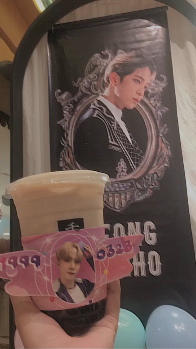 cherrijoong1117's tweet photo. thank you so much for today event by @madnexx_ and for the freebies too ~ also ni mesti sengaja kan buat gula2 tu muka yuyu and hwa, haih rasa sayang pulak nak bukak packaging dia 🥺
anyways yuyu at the back look so seggsy 🫣🫢
#SweetConnectionInMY https://t.co/9vvv2JiaZ0