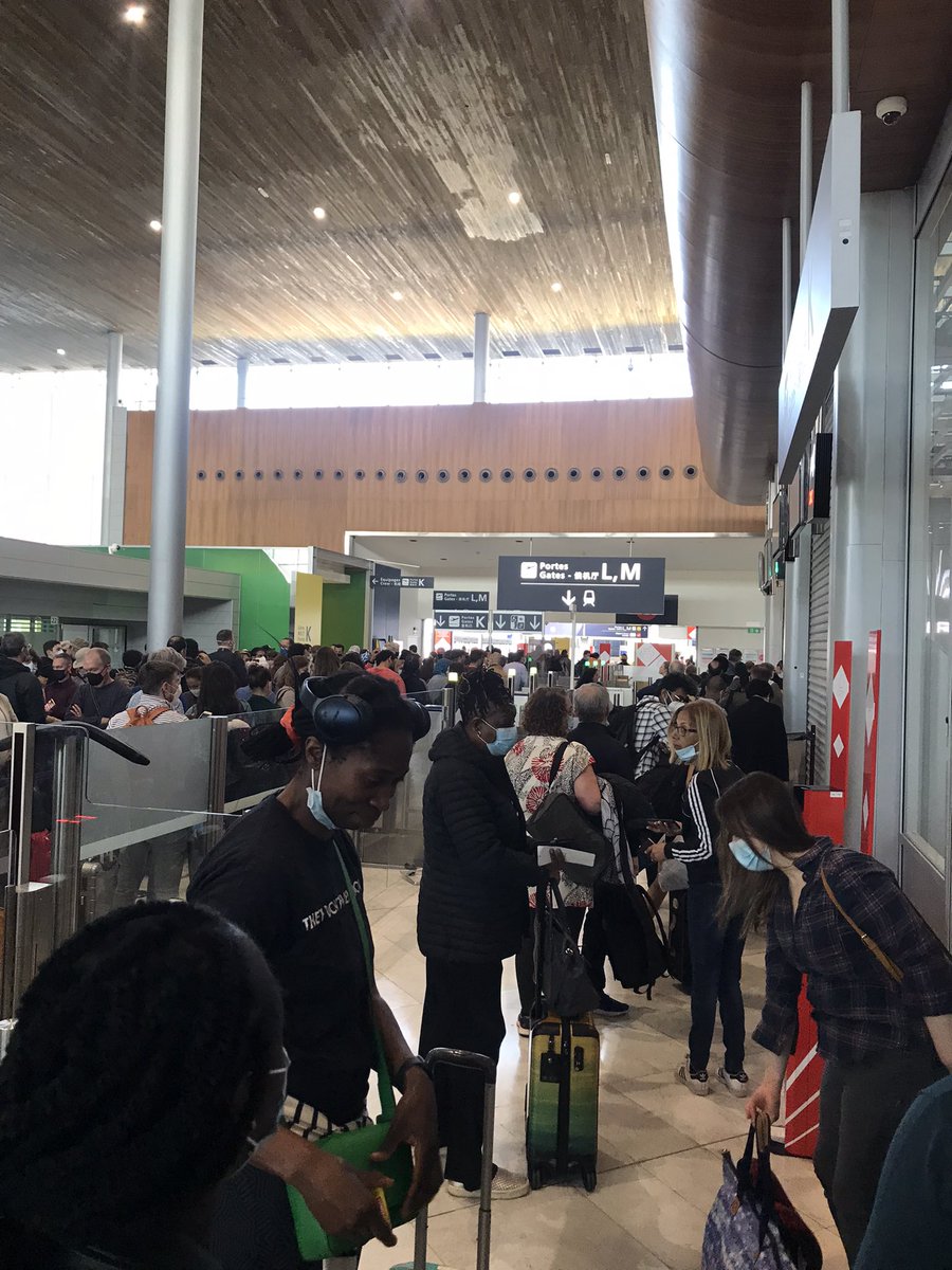 Terminal E Roissy. Déjà une heure d’attente au contrôle sécurité. Et je suis loin d’être passée…. Seulement 2 guichets ouverts pour des centaines de personnes. Très belle image d’efficacité de Roissy / CDG pour tous les voyageurs internationaux! 🤦‍♀️ <a href="/ParisAeroport/">Paris Aéroport</a> @RoissyCDG