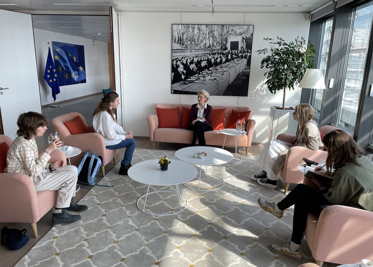 vonderleyen's tweet photo. A very interesting meeting with 4 🇺🇦 🇵🇱 🇭🇺 🇩🇪 activists from #FridaysForFuture 

Europe needs to get rid of fossil fuels. 

Rolling out renewables quickly can help us become independent of the Russian gas, oil and coal which Putin uses to finance his war against Ukraine. https://t.co/aIbBdFe43j