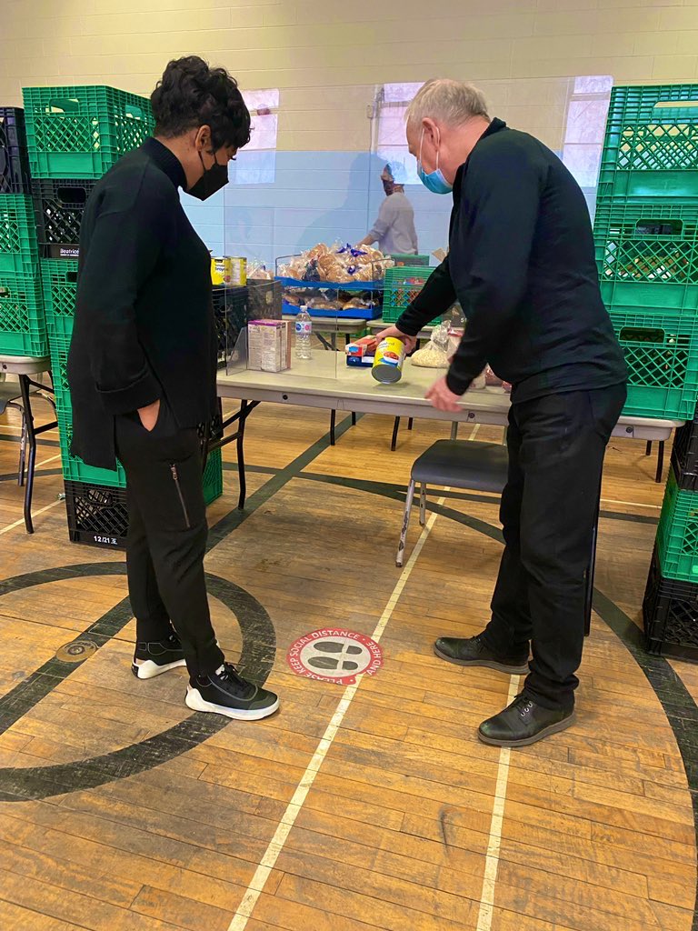 MarciIen's tweet photo. I stopped by Allan Gardens Food Bank in #TorontoCentre — an entirely volunteer-led program that prioritizes community and capacity building. 

I got to help pack and distribute meals, catch up with the team and most importantly hear from residents. https://t.co/lpQ14sYctU