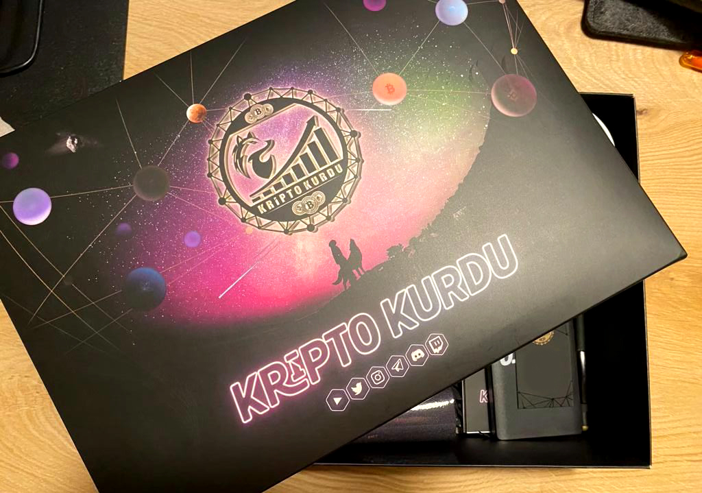 Çekiliş zamanı🎉

Kripto Kurdu olarak #BinanceBlockchainWeek için hazırladığımız Kripto Kurdu MysteryBox 3 şanslı takipçimize hediye ediyoruz🤩

Katılım şartları;
📌Bu tweeti RT et.🔁
📌Sayfamızı takip et.✅
📌"Kripto Kurdu" yazarak 3 arkadaşını etiketle.🏷

#KriptoKurdu #Çekiliş