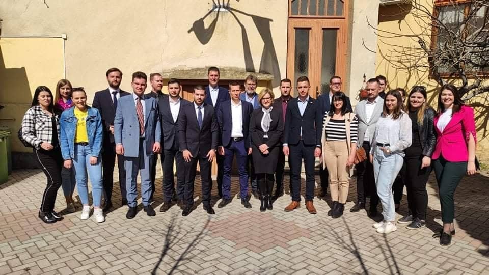 ℹ️ Delegacija <a href="/HDZmladez/">Mladež HDZ</a> na čelu sa @domagoj_coric i <a href="/MladezHDZBIH/">Mladež HDZ BiH</a> na čelu s <a href="/LoncarMate/">Mate Lončar</a> boravi u posjetu Mladeži DSHV-a. 
🤝 Cilj: produbljivanje postojeće suradnje te bolje upoznavanje s položajem i izazovima ovdašnjih Hrvata.
<a href="/HDZ_HR/">HDZ</a> #HDZBiH <a href="/AndrejPlenkovic/">Andrej Plenković</a> <a href="/Dragan_Covic/">Dragan Čović</a>