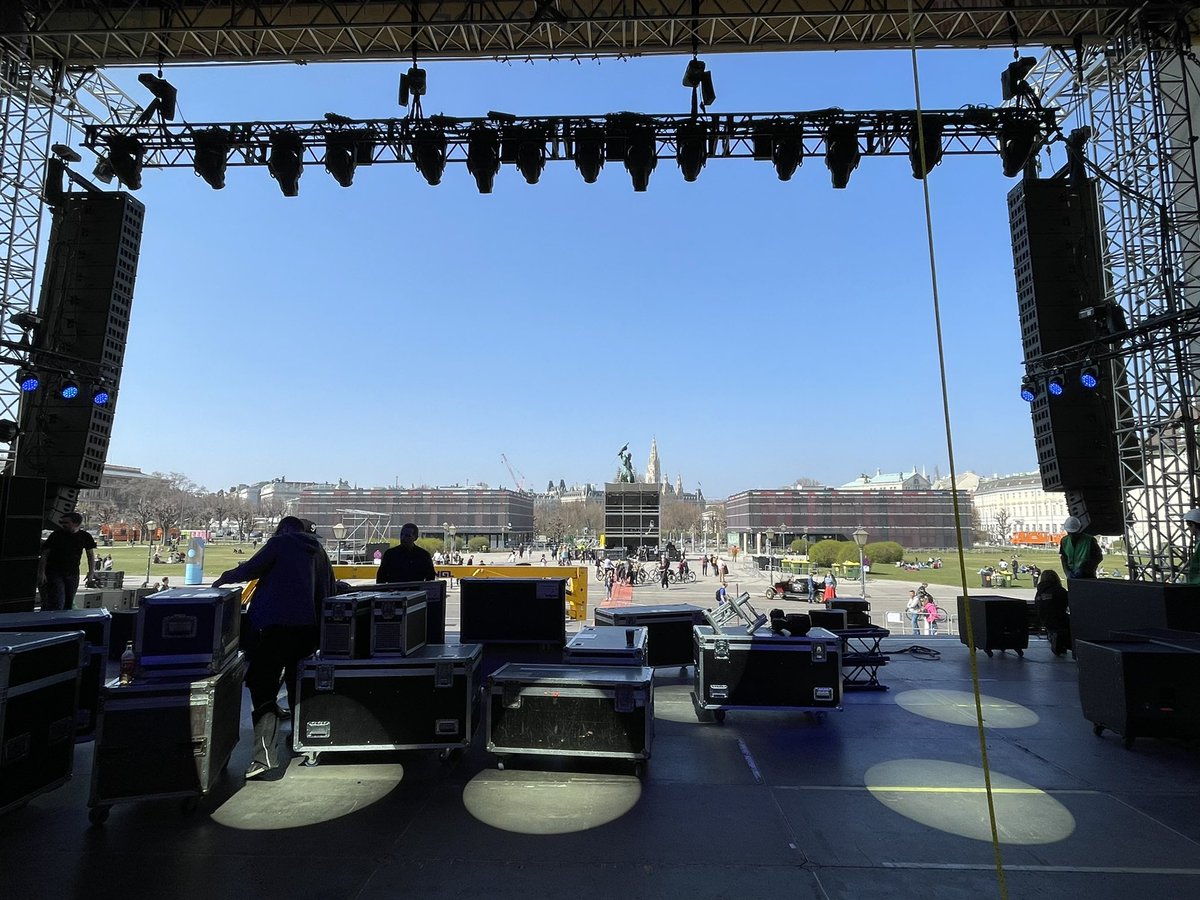 #YesWeCare &amp; #YesWeWear
Morgen ab 13h am Heldenplatz, live auf <a href="/puls24news/">PULS 24</a> <a href="/ORF/">ORF</a> <a href="/Wien24/">W24</a> <a href="/radiofm4/">Radio FM4</a> <a href="/OE3/">Ö3-Hitservice</a>

Bitte um Spenden, via #NIN und <a href="/SOSKinderdorfAT/">SOS-Kinderdorf Österreich</a>, für Menschen in Not, Kinder auf der Flucht! ❤️
Thx <a href="/vanderbellen/">Alexander Van der Bellen</a> <a href="/InaRegen/">InaRegenMusik</a> <a href="/ConchitaWurst/">Conchita Wurst</a> <a href="/Benuetzername/">c.Freude</a> uvm
#ArcadiaLive 🙏