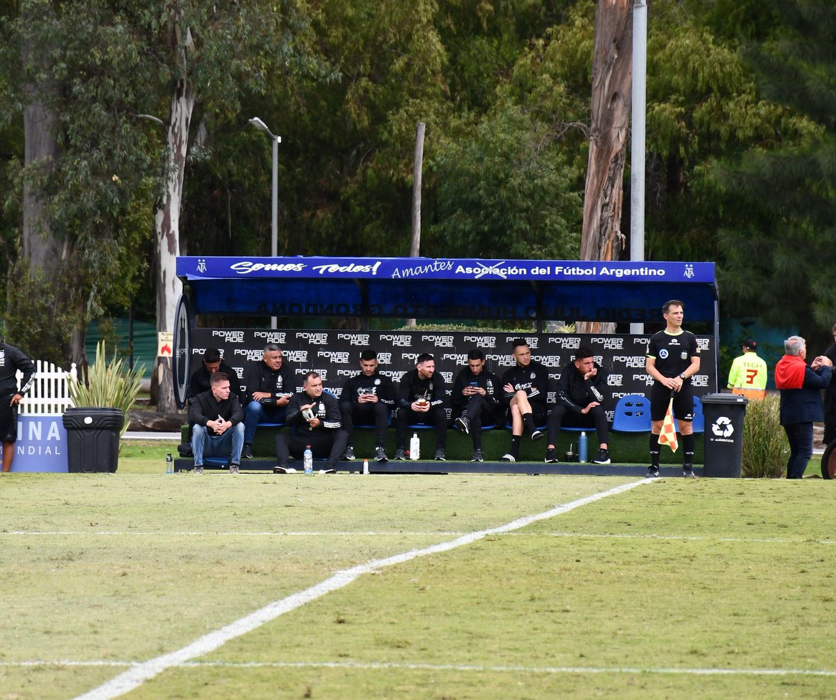Argentina's tweet photo. #Sub20 ¡Piedra libre! 😜

Leo Messi, @LParedss, Ángel Di María y @Locampos15, acompañados por el Presidente Claudio Tapia, presentes en el amistoso del juvenil que guía Javier @Mascherano.

#ADNAlbiceleste 🇦🇷 https://t.co/uHzIMqWx1S
