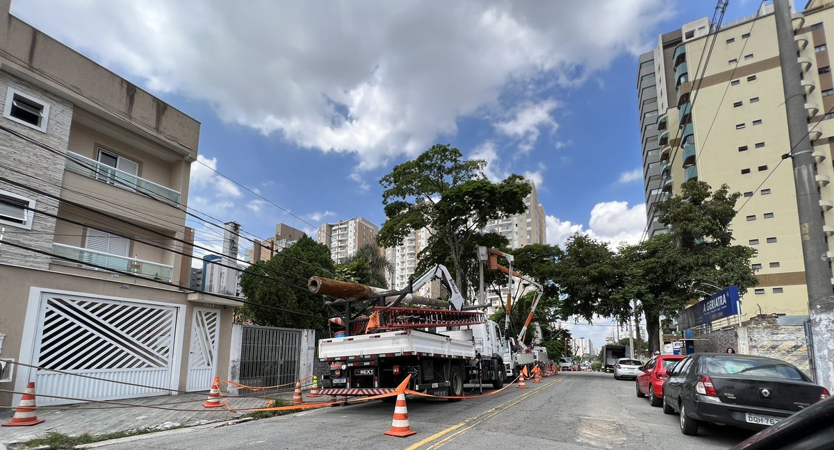 FgS00's tweet photo. Alou @EnelClientesBR , que merda ta rolando, rua das Figueiras x rua Porto Carrero, Santo Andre - SP?
Troca de postes sem comunicação prévia?
Baita bagunça, incluindo transito. Manhã agitada com essa surpresa por aqui. Se precisar de dicas com planejamento consigo ajudar.
#enelsp https://t.co/8Acy35a42C