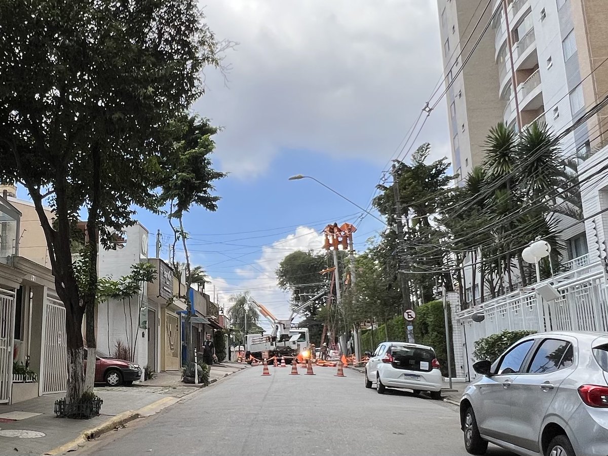 FgS00's tweet photo. Alou @EnelClientesBR , que merda ta rolando, rua das Figueiras x rua Porto Carrero, Santo Andre - SP?
Troca de postes sem comunicação prévia?
Baita bagunça, incluindo transito. Manhã agitada com essa surpresa por aqui. Se precisar de dicas com planejamento consigo ajudar.
#enelsp https://t.co/8Acy35a42C