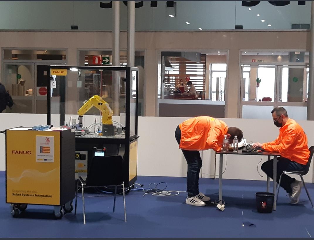 miguelsolerg's tweet image. Enhorabuena a la delegación valenciana participante en las #SpainSkills por vuestro excelente trabajo. Felicidades a Ximo por el oro en Floristeria, a Joan y David por el oro en la demostración de Robótica y a Daniel por el bronce en Electrónica. ¡Un gran equipo! #fpvalenciana