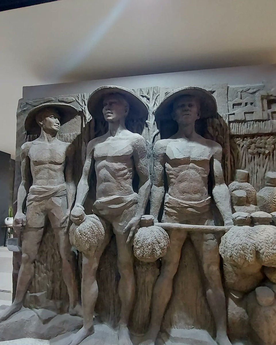 Melihat patung yang konon karya seniman lekra ? yg selama orba disembunyikan dibalik tembok gelap gedung Sarinah Thamrin.  Sekarang patung ini terpajang jelas dan menjadi pusat perhatian para pengunjung. Tetapi tidak ada penjelasan ttg karya patung tsb dan siapa penciptanya.