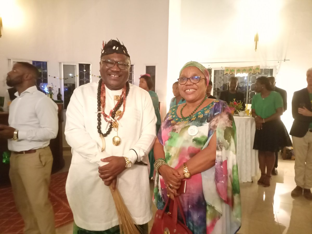 When royalty, #HRHNfonMukete meets @reachoutdev1 & they both recognise themselves as  laureates of the @guardian_post  #Awards2022, it strenghtens ties & leads to a new social contract in #peacemediation
@whatthewomensay 
@Camerounpeacec1 
@WMCMediators 
@USIP 
@UNDPPA