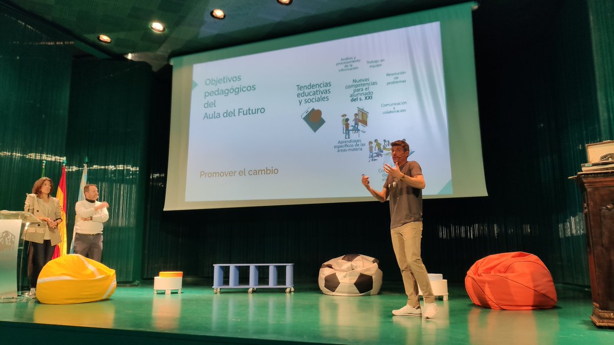 Pailar15's tweet photo. ¿Qué se puede hacer en el aula del futuro? 
#IVJornadaCompetenciasComunicativas https://t.co/oRvCaA6uUX