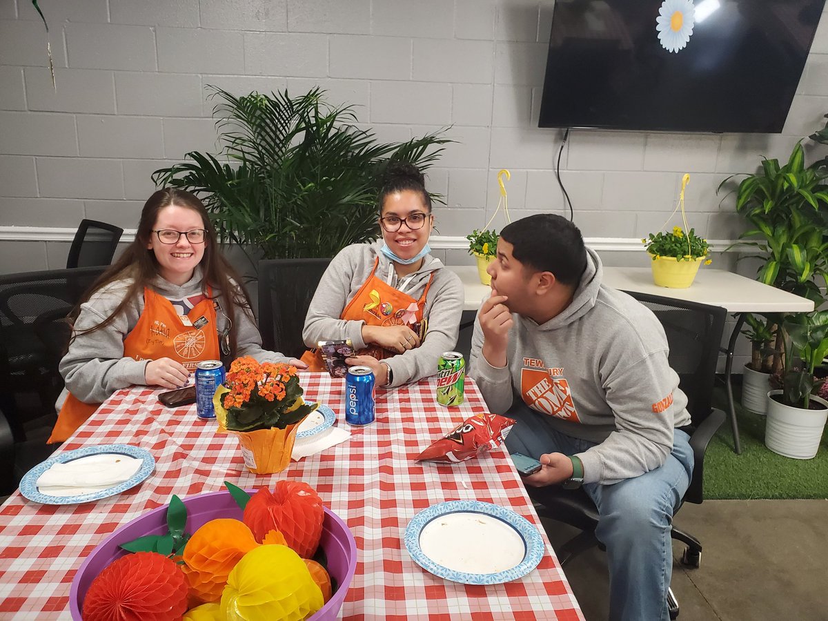 The celebration continues. Pizza Day at #2668 <a href="/NicoletteH17/">Nicolette Harris</a> <a href="/homedepotjennb/">Jenn Bourque</a> <a href="/CorsettoDavidHD/">David Corsetto</a>