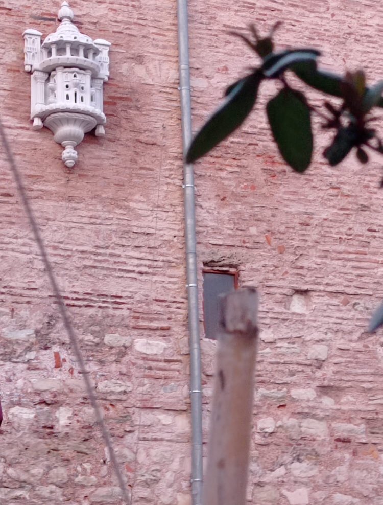 İncelikle düşünülmüş, butik ve bakıldığında güzellikleri hissettiren bir ândan. Sizler için paylaşmak istedik sevgili <a href="/Meral_Akcay/">Meral Akçay</a> 🌸
Haliç'e hakim bir tepenin duldasında mimar Nikeforos'un eseri eski Pantokrator Manastırı, yeni Molla Zeyrek Camii haziresinden. 🙃☘️#İstanbul