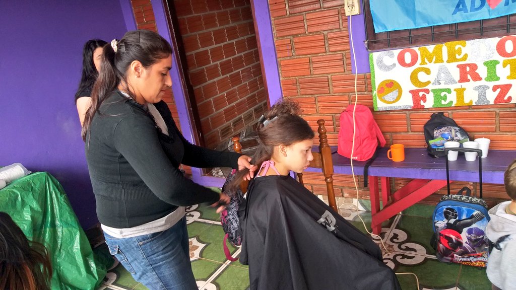 #Hoy, junto a la Agrupación AD❤MIS, colaboramos con  cortes de cabello a la gurisada del Barrio San Lorenzo. 
¡Gracias a todos los que colaboraron! 
<a href="/herrerayflia/">Oscar Herrera Ahuad</a> 
<a href="/cjdechat/">Christian Dechat</a> 
<a href="/grillo141/">Ruben Dario</a> 
<a href="/chekielon/">Ezequiel Barroso</a>
<a href="/apariciocarola/">Carola Aparicio</a> 
<a href="/RaquelEliza9/">RaquelEliza</a> 
<a href="/ADOMIS_Misiones/">ADOMIS_Misiones</a> 
<a href="/udpm_misiones/">UDPM</a> 
<a href="/udpm_info/">UDPM INFO</a>