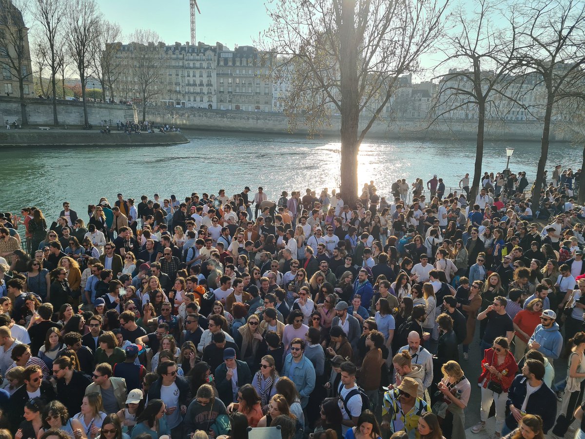 chantal_ferraro's tweet photo. 'Y a un peu de monde sur les quais aujourd'hui 😅🎧❤ #Paris #LifeisBack https://t.co/sLaaNs6Bmu