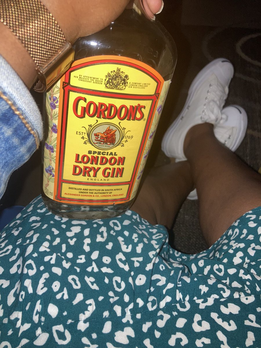 DuduzileM12's tweet photo. I donβt care who says what. This baddie is everything. Go argue with your ancestors lol literally #obasemsamo #TaMnci #Soweto #GordonsLondonDryGin https://t.co/ajF5Tyc9Zc