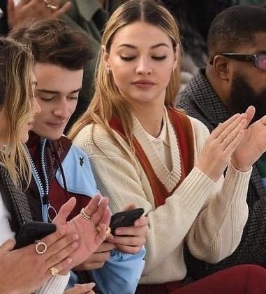 clineearchive's tweet photo. madelyn cline and noah schnapp https://t.co/QaWCX7WJV8