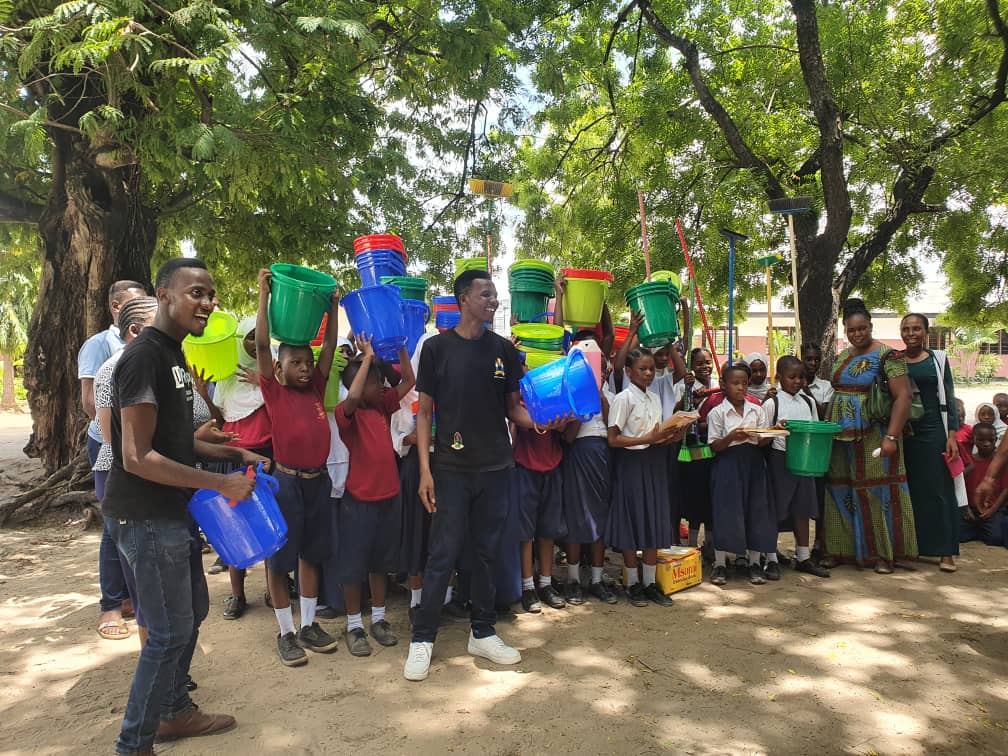 EmaSuleTheGreat's tweet photo. Shule ya msingi Mchikichini iliyopo Ilala mjini nayo imefanya vizuri baada ya kuibuka mshindi wa pili na kujipatia zawadi za ndoo 50, sabuni, Mifagio na madaftari. Mashindano yaliyofanyika kupitia @SwashComp_app 2022. @coict_udsm @Y4CLab @charlesdotine @jokateM @hellenMaziku https://t.co/RVdu6bZulZ