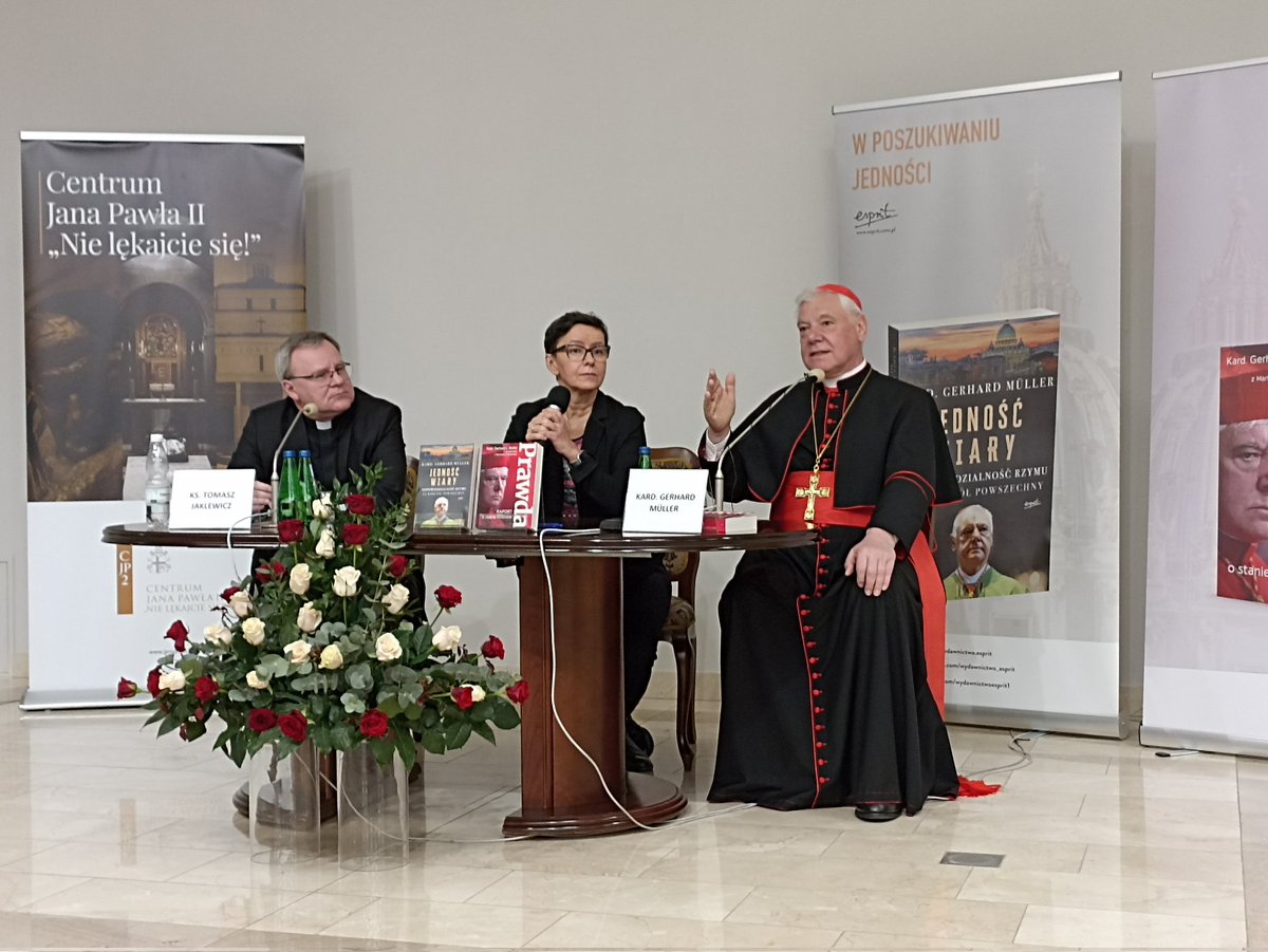 EWTNPL's tweet photo. Trwa spotkanie kard. Gerhardem Müllerem. Tematem przewodnim jest "Jak odnaleźć jedność i prawdę w czasach podziałów?". Jest z nami abp Marek Jeędraszewski, metropolita krakowski. Rozmowę prowadzi ks Tomasz Jaklewicz. https://t.co/E5Cj1e0weq