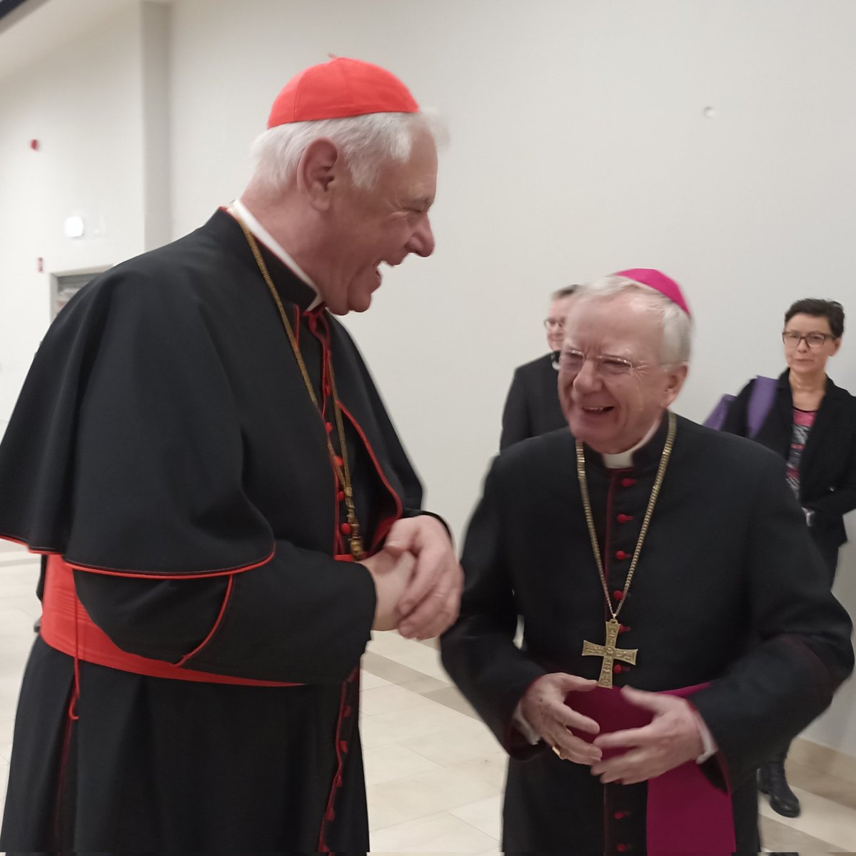 EWTNPL's tweet photo. Trwa spotkanie kard. Gerhardem Müllerem. Tematem przewodnim jest "Jak odnaleźć jedność i prawdę w czasach podziałów?". Jest z nami abp Marek Jeędraszewski, metropolita krakowski. Rozmowę prowadzi ks Tomasz Jaklewicz. https://t.co/E5Cj1e0weq